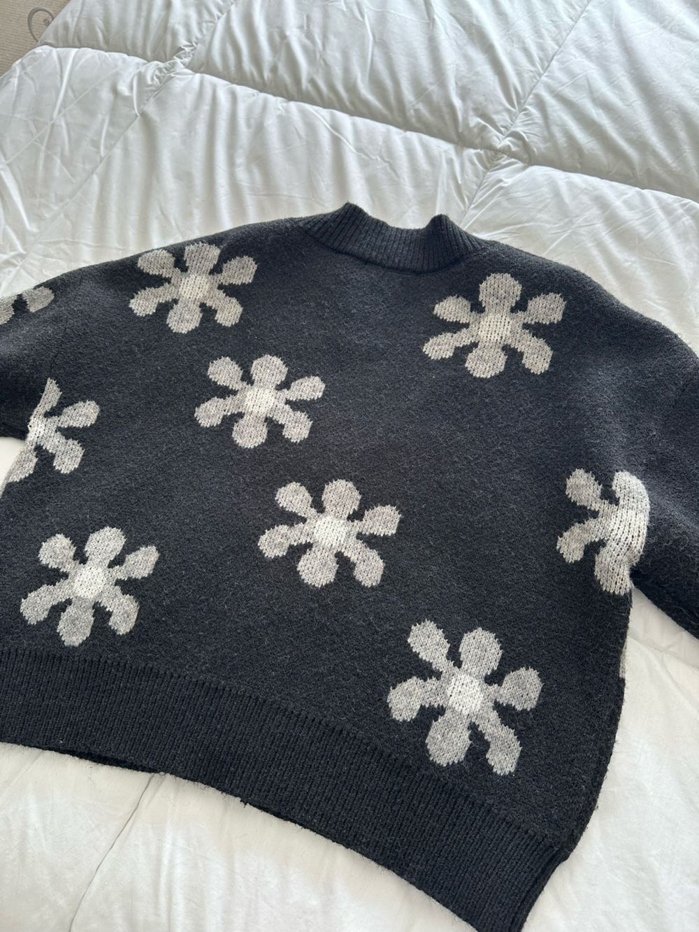 T Tahari Black Cardigan with Light Gray Floral Motif, size XL - Picture 10 of 12